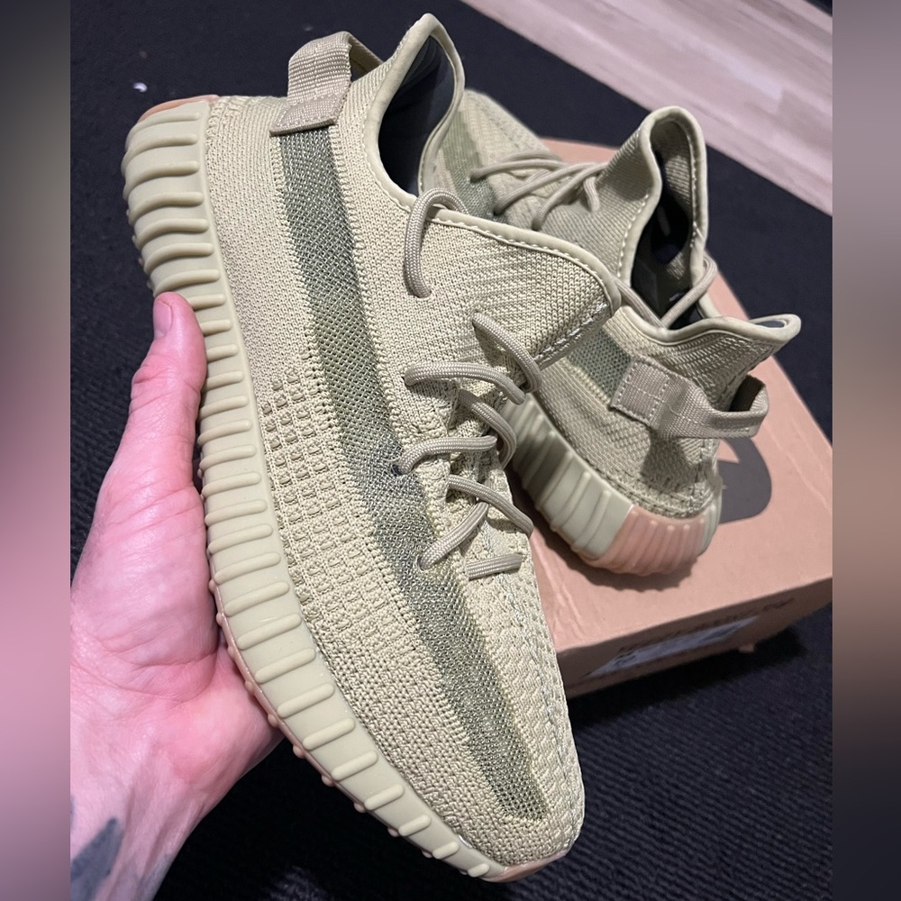 NWT Adidas YEEZY BOOST 350V2 SULFUR size 10